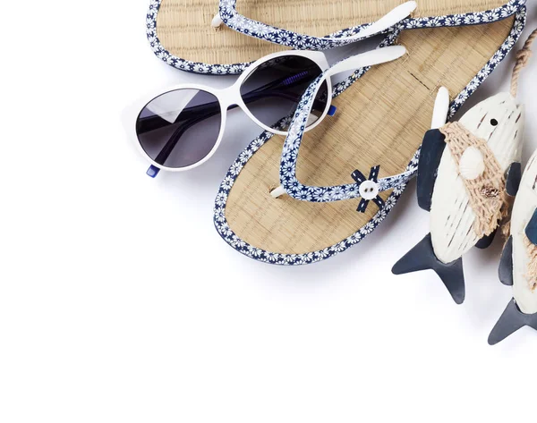 Chanclas, gafas de sol y decoración de peces — Foto de Stock