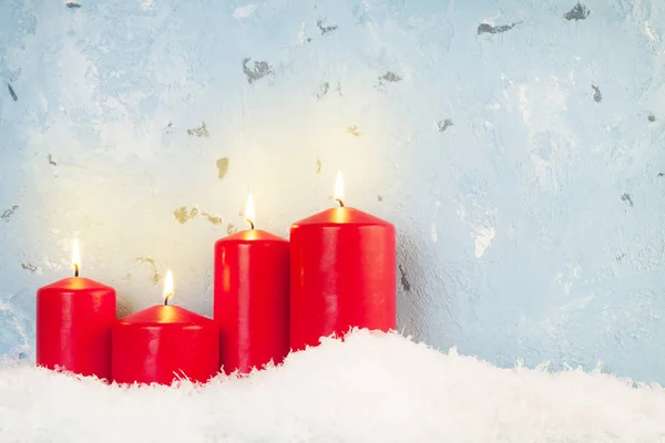 Decotarion de Natal com velas na neve — Fotografia de Stock