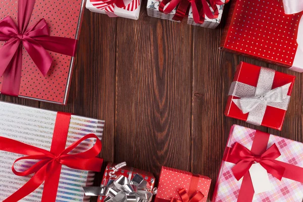 Подарункові коробки на дерев'яному столі — стокове фото