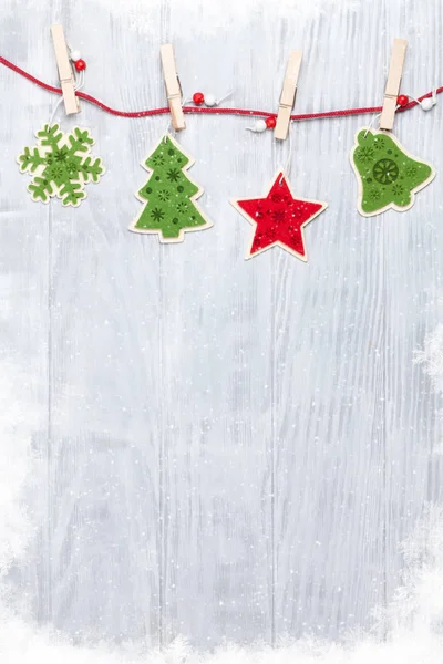 Arredo natalizio su sfondo in legno con neve — Foto Stock