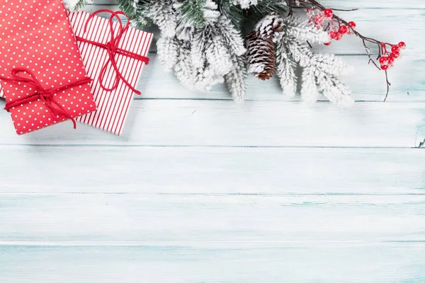 Caixas de presente de Natal e abeto — Fotografia de Stock