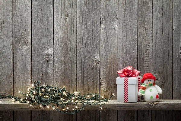 Noel ışıkları ile hediye kutusu — Stok fotoğraf