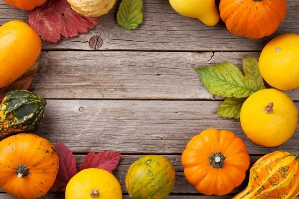 Calabazas de otoño sobre tablas de madera — Foto de Stock