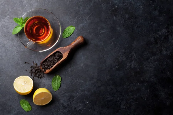 Taza de té y té seco en cuchara — Foto de Stock