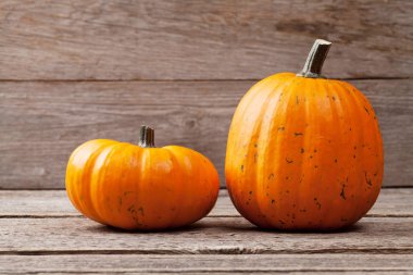 Ahşap kurullarında sonbahar kabaklar