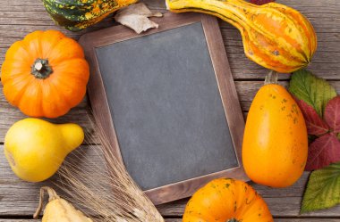 Kara tahta ile ahşap kurullarında sonbahar kabaklar