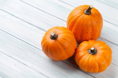 Ahşap kurullarında sonbahar kabaklar