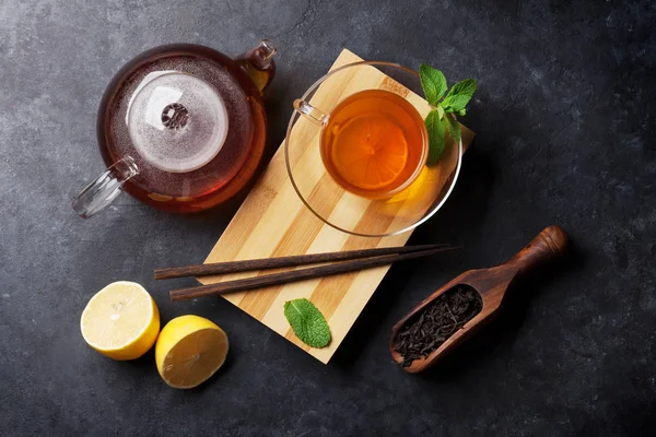 Taza de té con tetera y té en cuchara — Foto de Stock