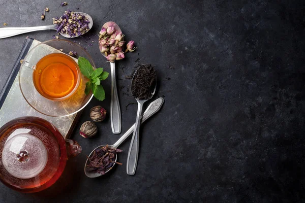 Teetasse und Teesorten in Löffeln — Stockfoto