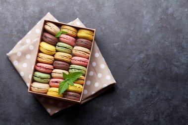 hediye kutusunda renkli macaroons