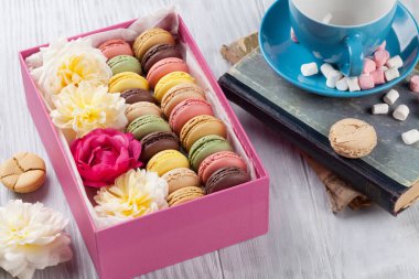 Renkli macaroons ve ahşap masa kahve
