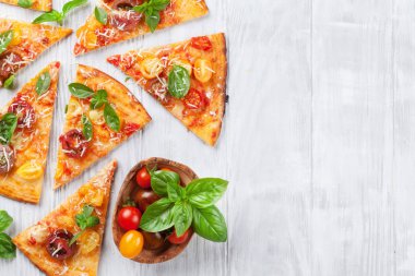Pizza domates, mozzarella ve fesleğen ile
