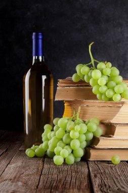 Beyaz şarap ve üzüm.