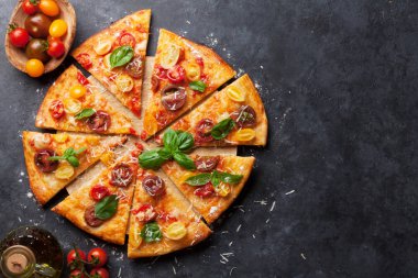 Pizza domates, mozzarella ve fesleğen ile