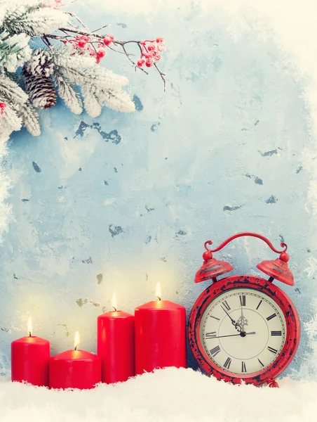Červené svíčky s červeným budík — Stock fotografie