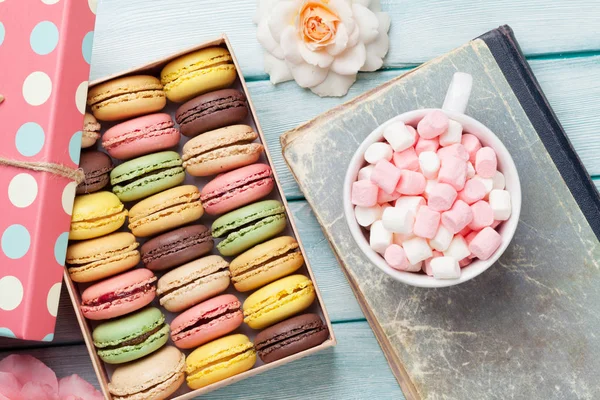 Macaron colorati in scatola e marshmallow — Foto Stock