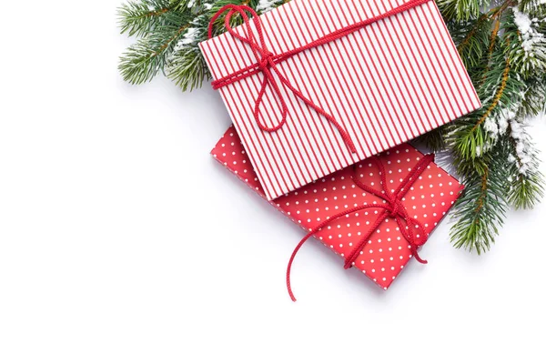 Різдвяні подарункові коробки та ялинка — стокове фото