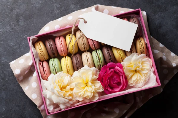 Kleurrijke bitterkoekjes met bloemen in geschenkdoos — Stockfoto