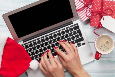 Kadın çalışma üstünde laptop hediye ambalajlama ve paketleme için
