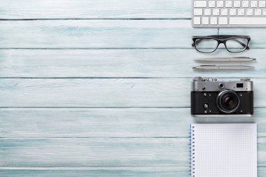 Kamera, pc ve Not Defteri ile ahşap masa