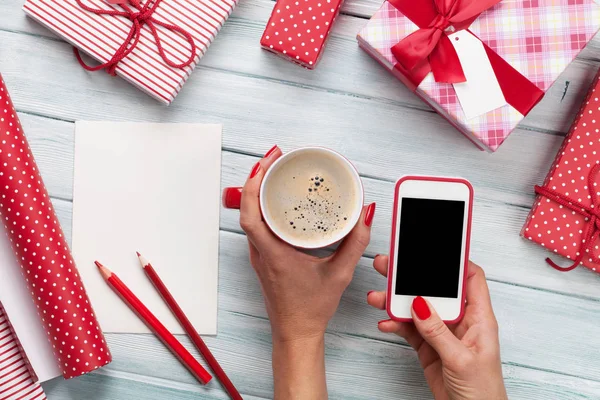 Smartphone ve kahve fincanı tutan kadın — Stok fotoğraf