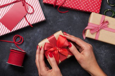 Noel hediyesini tutan kadın elleri