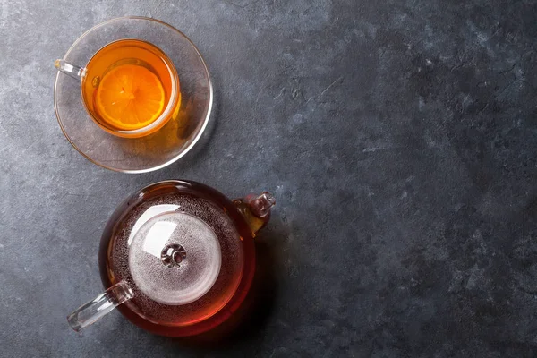 Teetasse und Teekanne auf Steintisch — Stockfoto