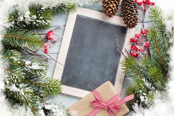 Weihnachtstafel, Geschenk und Tannenbaum — Stockfoto