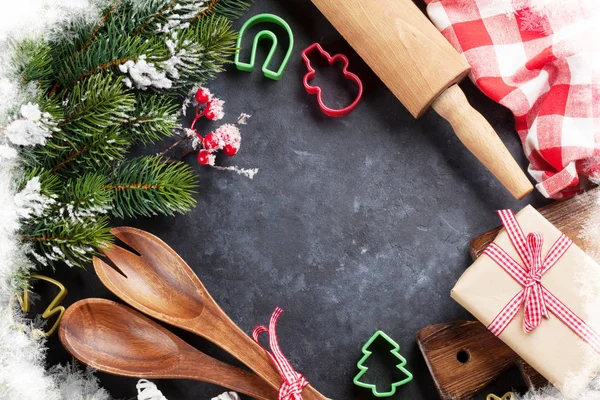 Utensili da cucina natalizi e albero di neve — Foto Stock