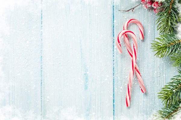 Caña de caramelo y árbol de Navidad en mesa de madera —  Fotos de Stock