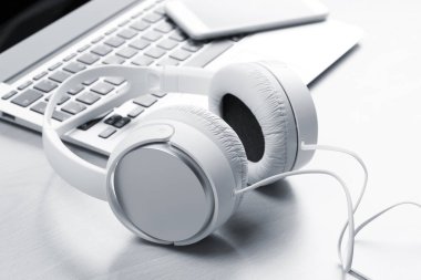 Kulaklık ve Resepsiyon masa üstünde laptop