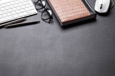 Ofis Resepsiyon Masa başı işleri ile