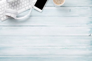 Kulaklık, bilgisayar, telefon ve kahve