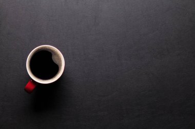 Ofis resepsiyon masası ile kahve fincanı