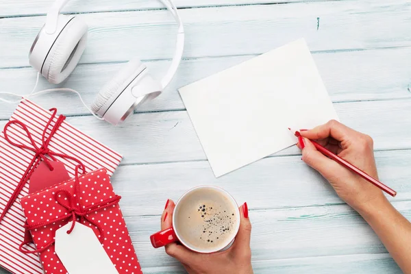 Weibliche Hände mit Tasse schreiben Brief — Stockfoto