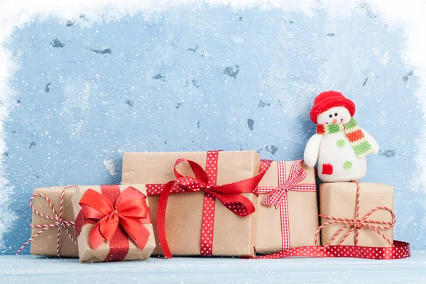 Cajas de regalo de Navidad con muñeco de nieve — Foto de Stock