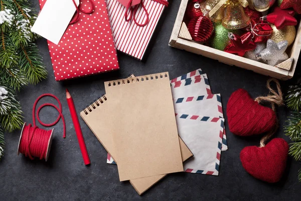 Blocco note per lettera di Natale con scatole regalo — Foto Stock