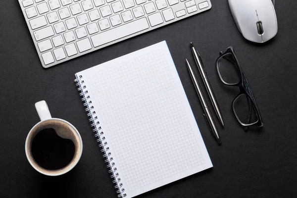 Mesa de escritório com material de escritório — Fotografia de Stock