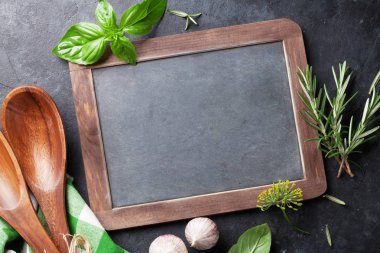 Yazı tahtası, taze Bahçe otlar ve baharatlar