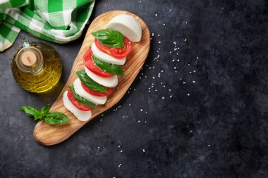 Mozzarella, domates ve fesleğen.