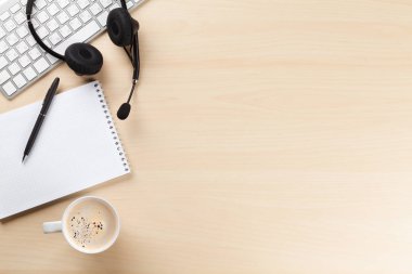 Ofis Masası kulaklık, not defteri ve pc ile