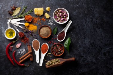 Otlar ve baharatlar siyah tasi üzerinden