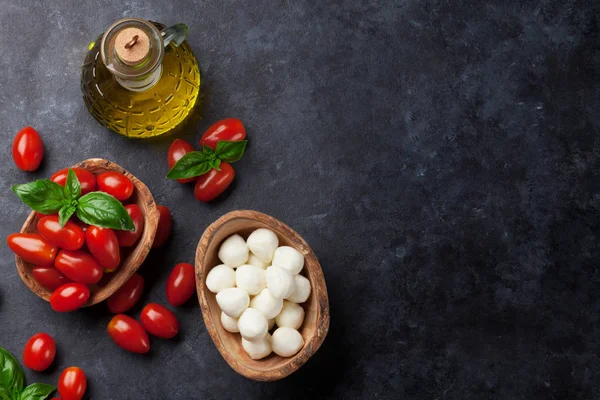 Mozzarella peyniri, domates ve fesleğen