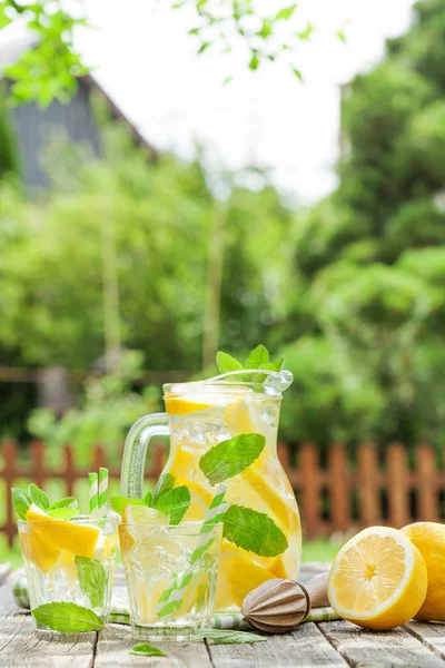 Limonade mit Zitrone, Minze und Eis — Stockfoto