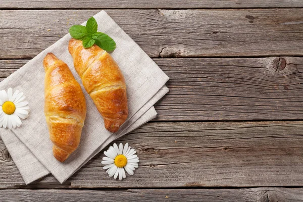 Croissants en kamille bloemen — Stockfoto