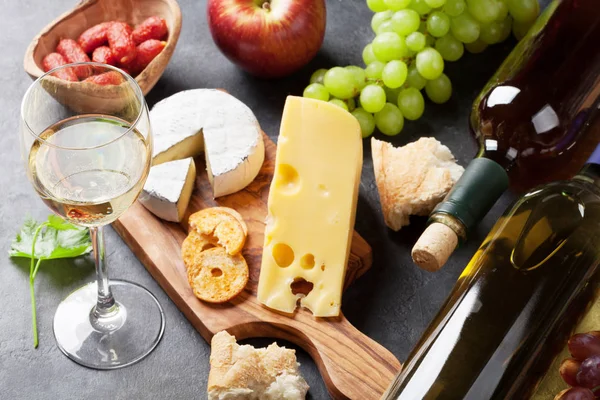 Wine, grape, cheese, sausages — Stock Photo, Image