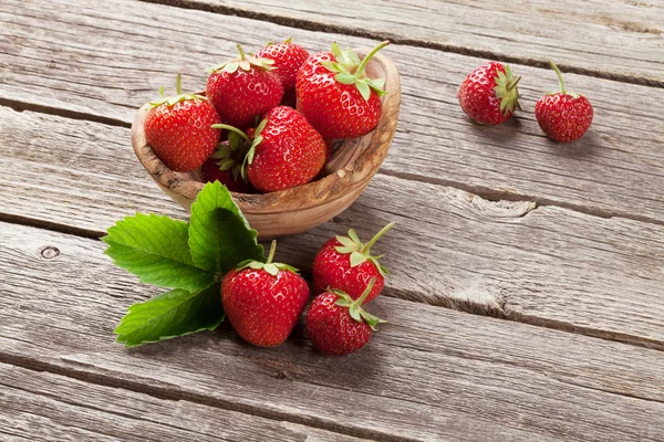 Fraises fraîches dans un bol — Photo