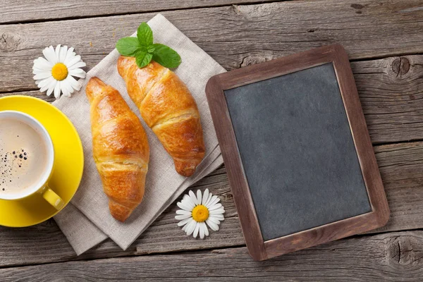 Blackboard, croissants en koffie — Stockfoto