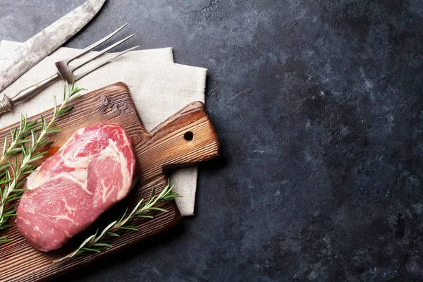 Raw beef steak cooking — Stock Photo, Image