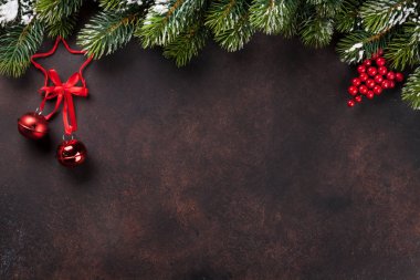 arka plan karlı köknar ağacı dalı ile